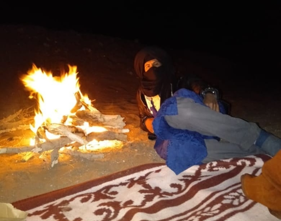 Veillée nomade au coin du feu dans le désert de M'Hamid