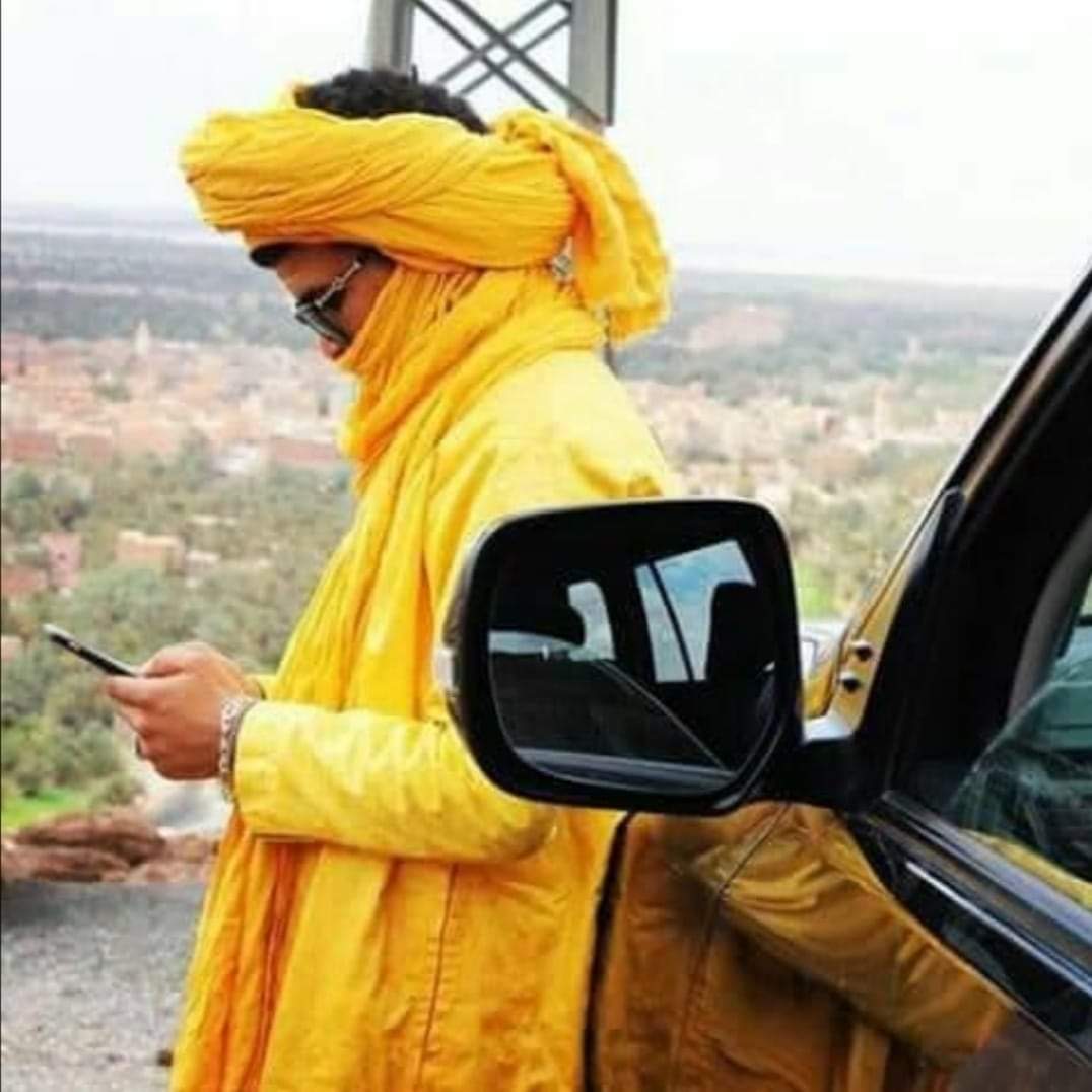 Guide nomade en tenue saharienne traditionnelle