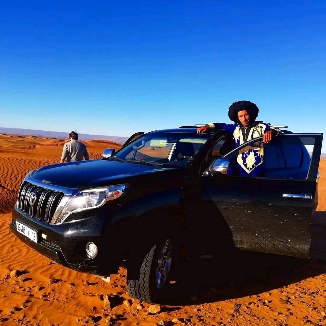 Lhabib Laghouanm et le 4x4 Prado dans les dunes de l'Erg Chegaga