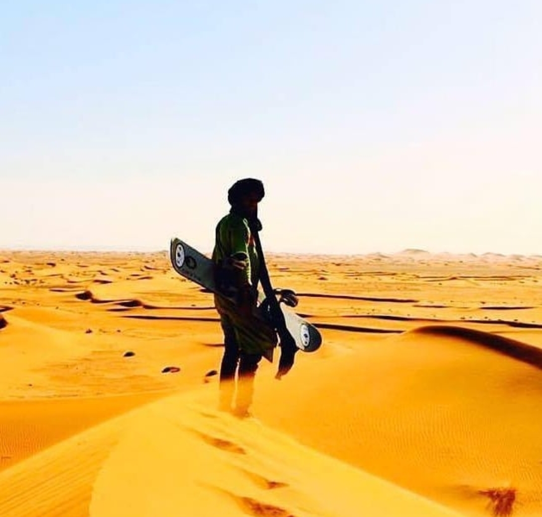 Sandboarding sur les grandes dunes du Sahara